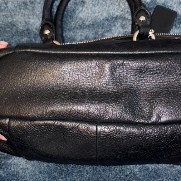 Coach Elegant Black Leather Shoulder Bag - Picture 5 of 8